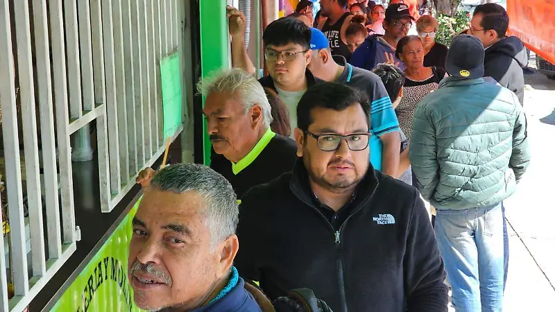 Filas en negocios de la colonia San Juan Bosco 2